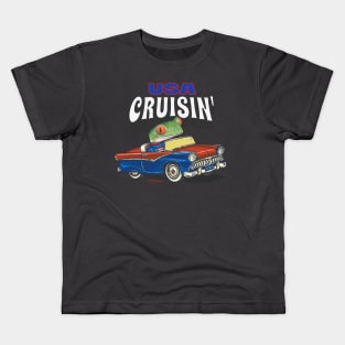 Funny and Humorous Red Eyed Tree Frog is cute driving through the USA in a classic vintage car Kids T-Shirt